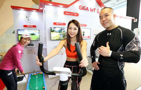 KT는 3일 서울 세종로 KT 광화문빌딩 웨스트에서 '기가 IoT 홈 설명회'를 열고 '펀 & 케어(Fun & Care)'를 핵심가치로 연내 50만 홈 IoT 가입기기를 달성한다는 목표를 제시했다. 이날 설명회 현장에서 (왼쪽부터) BC카드 소속 골프선수 김혜윤, 회사 모델, 헬스트레이너 숀리가 기가 IoT 골프퍼팅, 헬스바이크, 헬스밴드 서비스를 소개하고 있다.  KT 제공